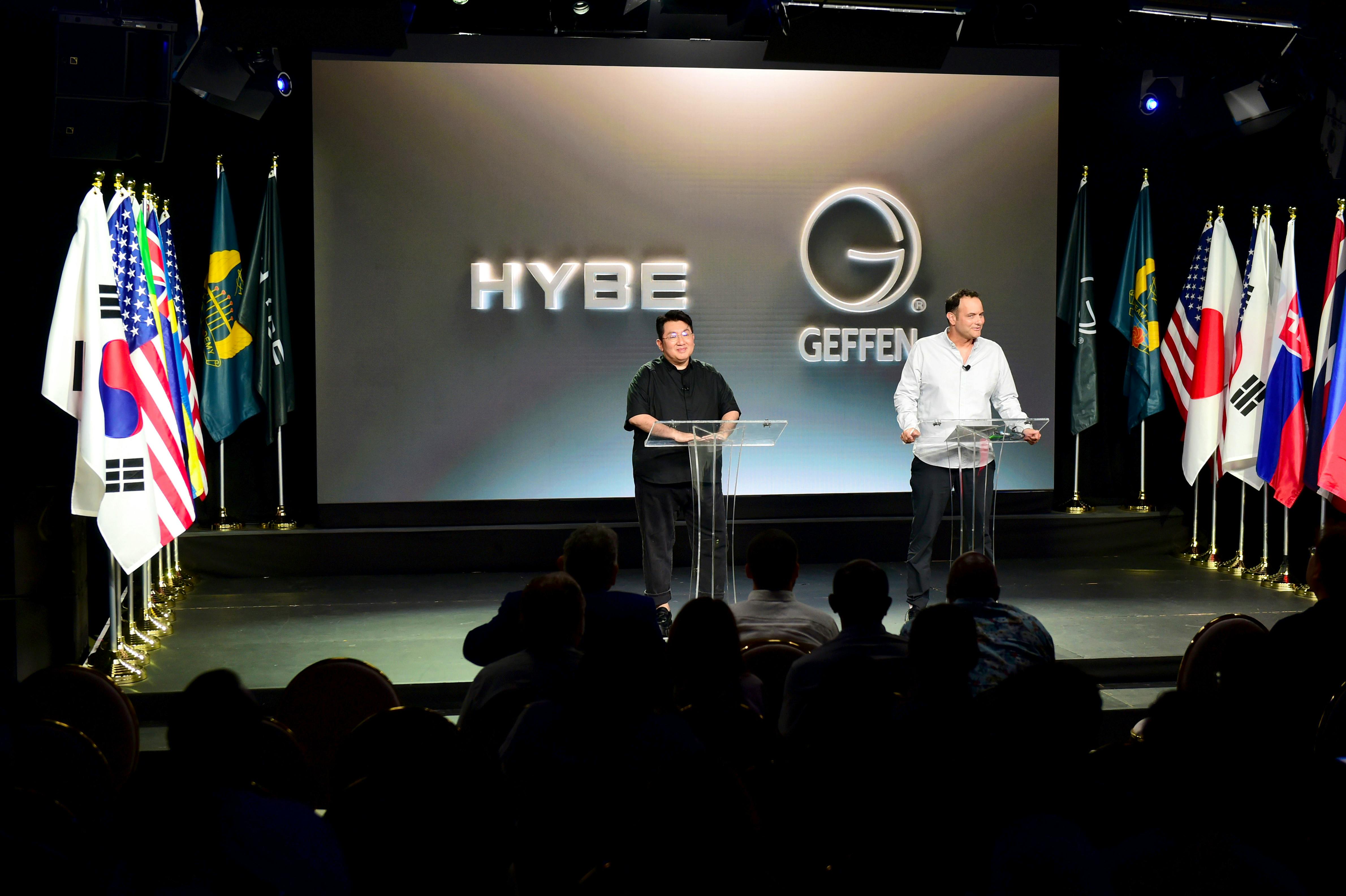 HYBE-Chef Bang Si-Hyuk und der CEO von Interscope Geffen A & M John Janick (Foto: Getty Images für HYBE, Geffen, Universal)  - Getty Images for HYBE / Geffen / Universal