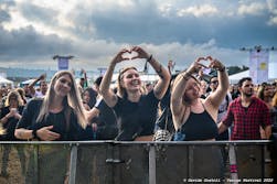 Glückliche Festivalbesucher:innen  - Davide Gostoli - Venoge Festival