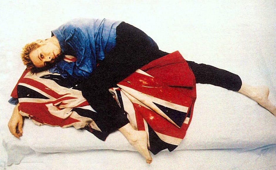 David Bowie et le  manteau aux couleurs de l'Union Jack créé pour lui par Alexander McQueen  - DR