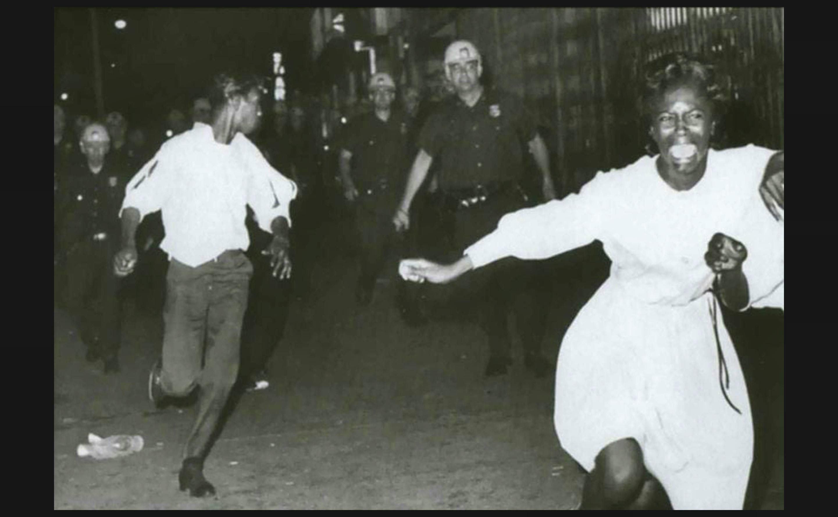 Bis heute ist nicht bekannt, wer das Bild aufgenommen hat. Entstanden ist das Foto während den Aufständen in Brooklyn, 1964. 