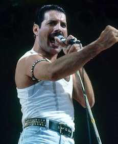 Freddie-Mercury-Live-Aid-Queen-Wembley-Stadium-July-13-1985