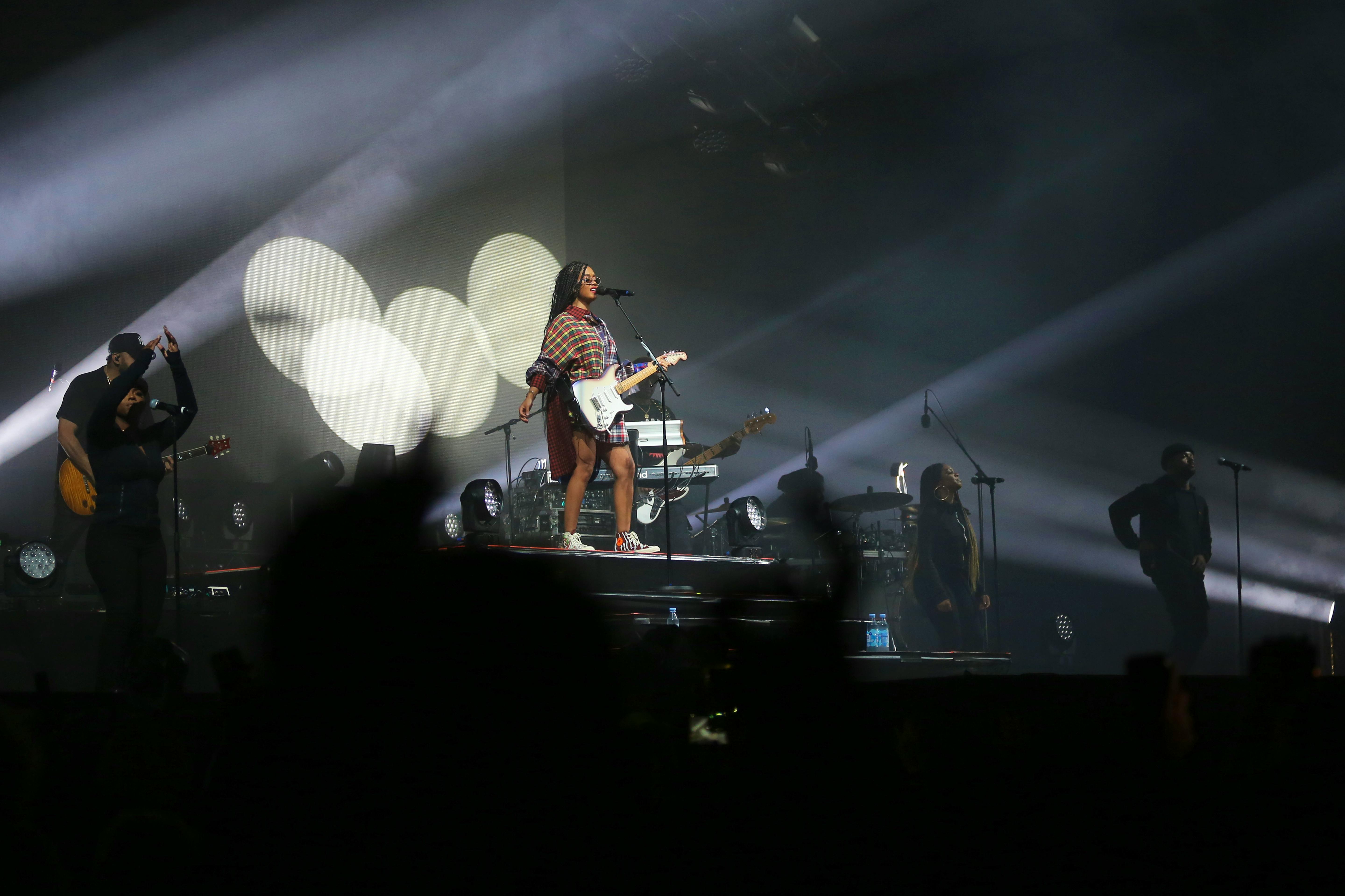 H.E.R. ancora una volta con la sua grande band dal vivo. Attualmente la si può vedere anche in apertura per i Coldplay.  - Björn Buddenbohm