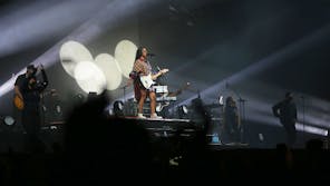 Noch einmal H.E.R. im Kreise ihrer tollen Liveband. Sie ist aktuell auch im Vorprogramm von Coldplay zu sehen.  - Björn Buddenbohm