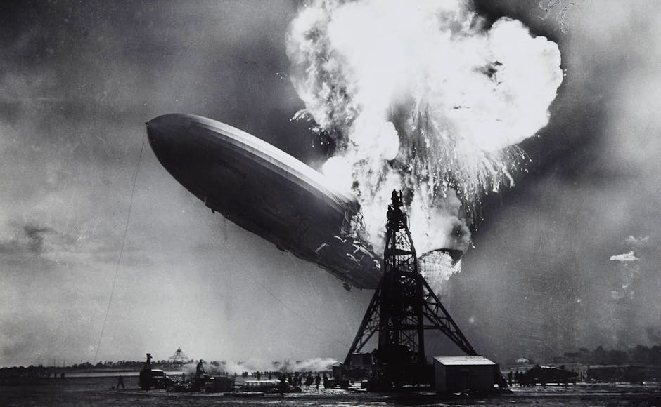 Cette photographie capture l'instant où le zeppelin Hindenburg a rencontré son destin catastrophique en 1937 dans le New Jersey. Sa destruction fut médiatisée dans le monde entier et mis fin à l'aventure du transport transatlantique en dirigeable.  - Sam Shere (1905–1982), Public domain, via Wikimedia Commons