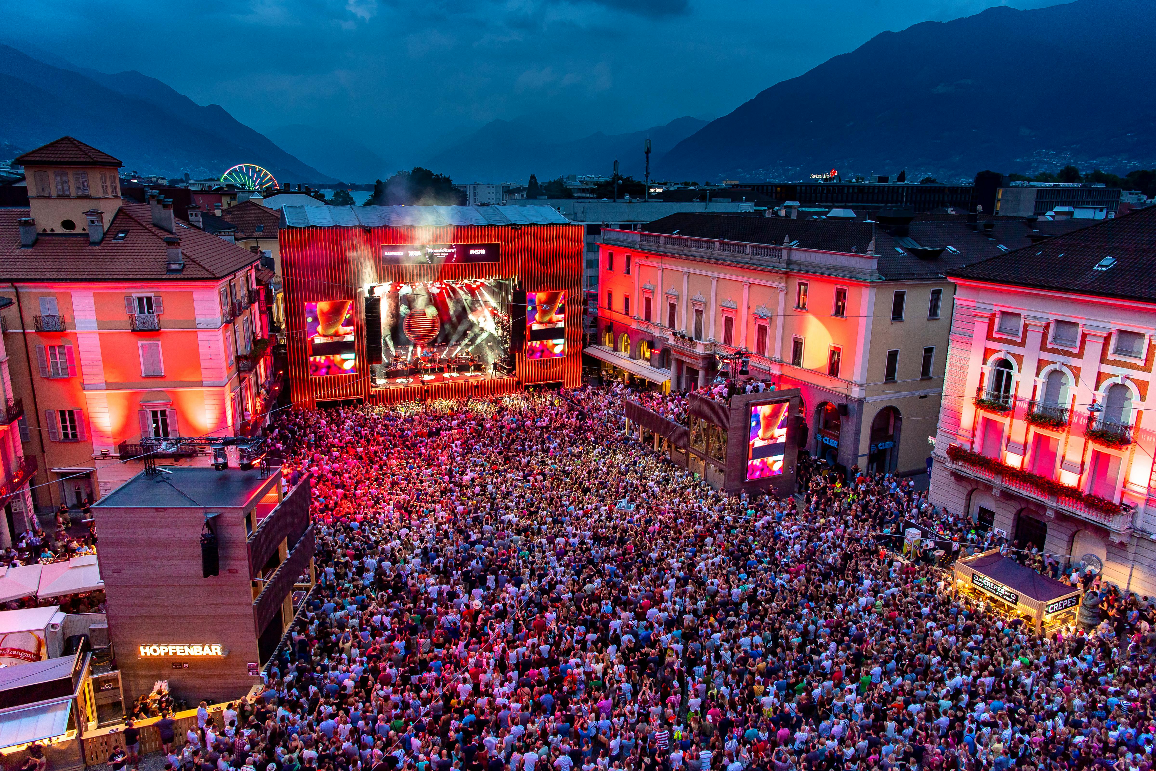 Wie wir anfangs schon einmal sagten: Es gibt Festivals, bei denen fast jedes Konzertfoto das Zeug zu einem Postkartenmotiv hätte.  - Moon&Stars