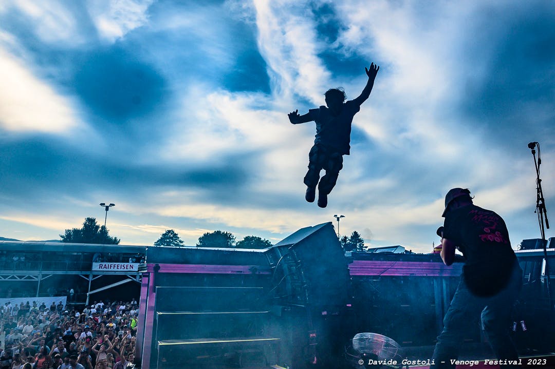 Mosimann dans les airs pendant son DJ set  - Davide Gostoli - Venoge Festival 2023