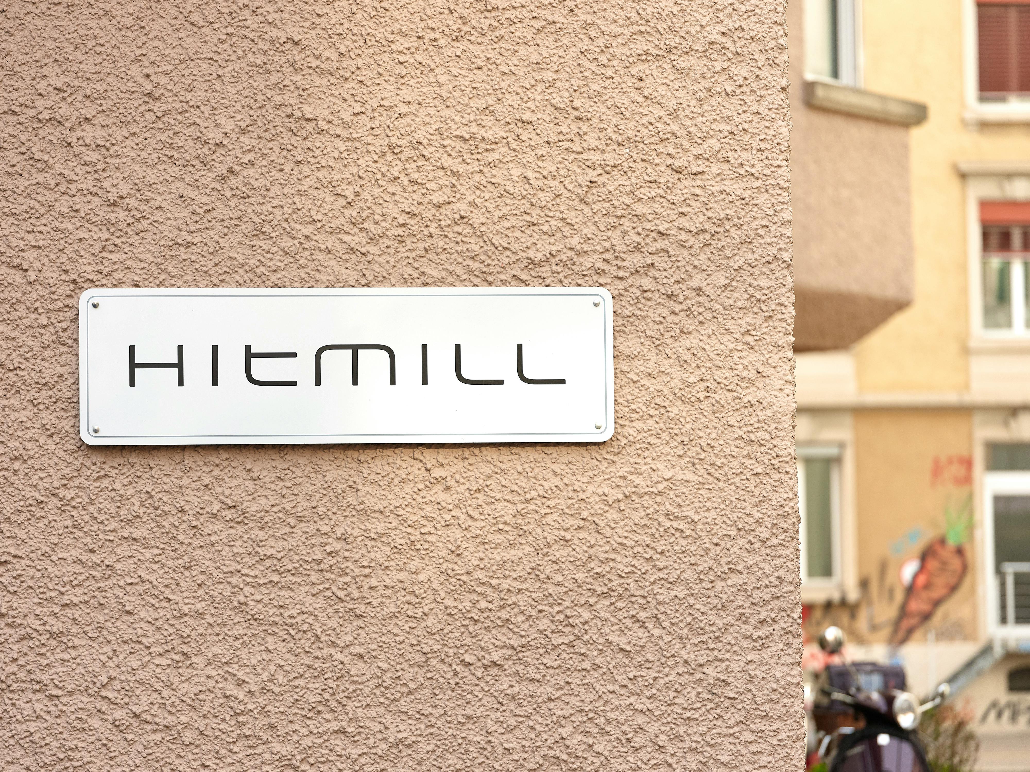 Ein Schild zeigt den Standort des HitMill-Studios in Zürich.