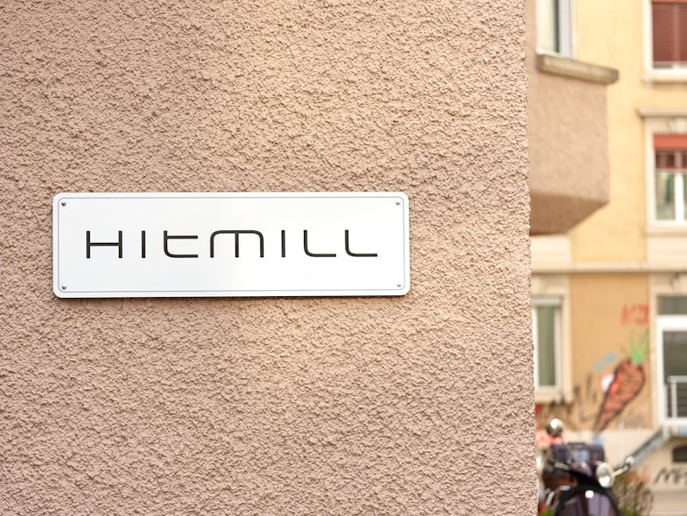 Ein Schild zeigt den Standort des HitMill-Studios in Zürich.