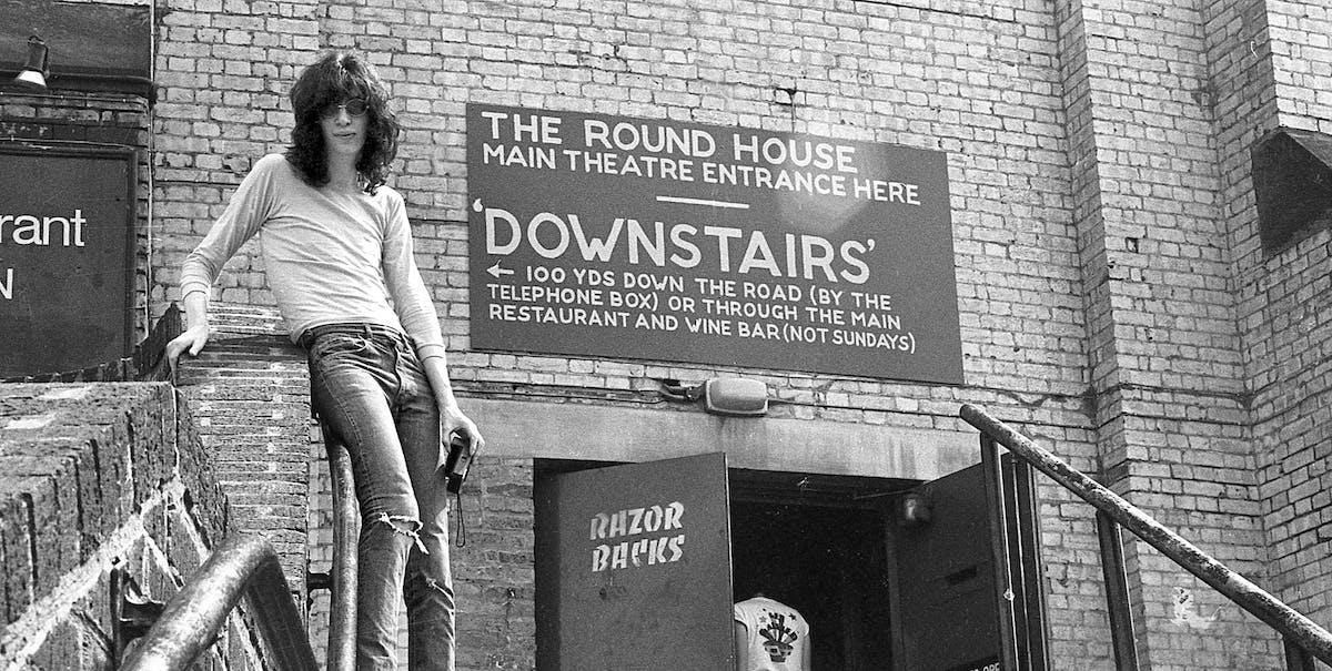Joey Ramone 1976 vor dem Roundhouse (Bildquelle: Facebook.com/joeyramone) 