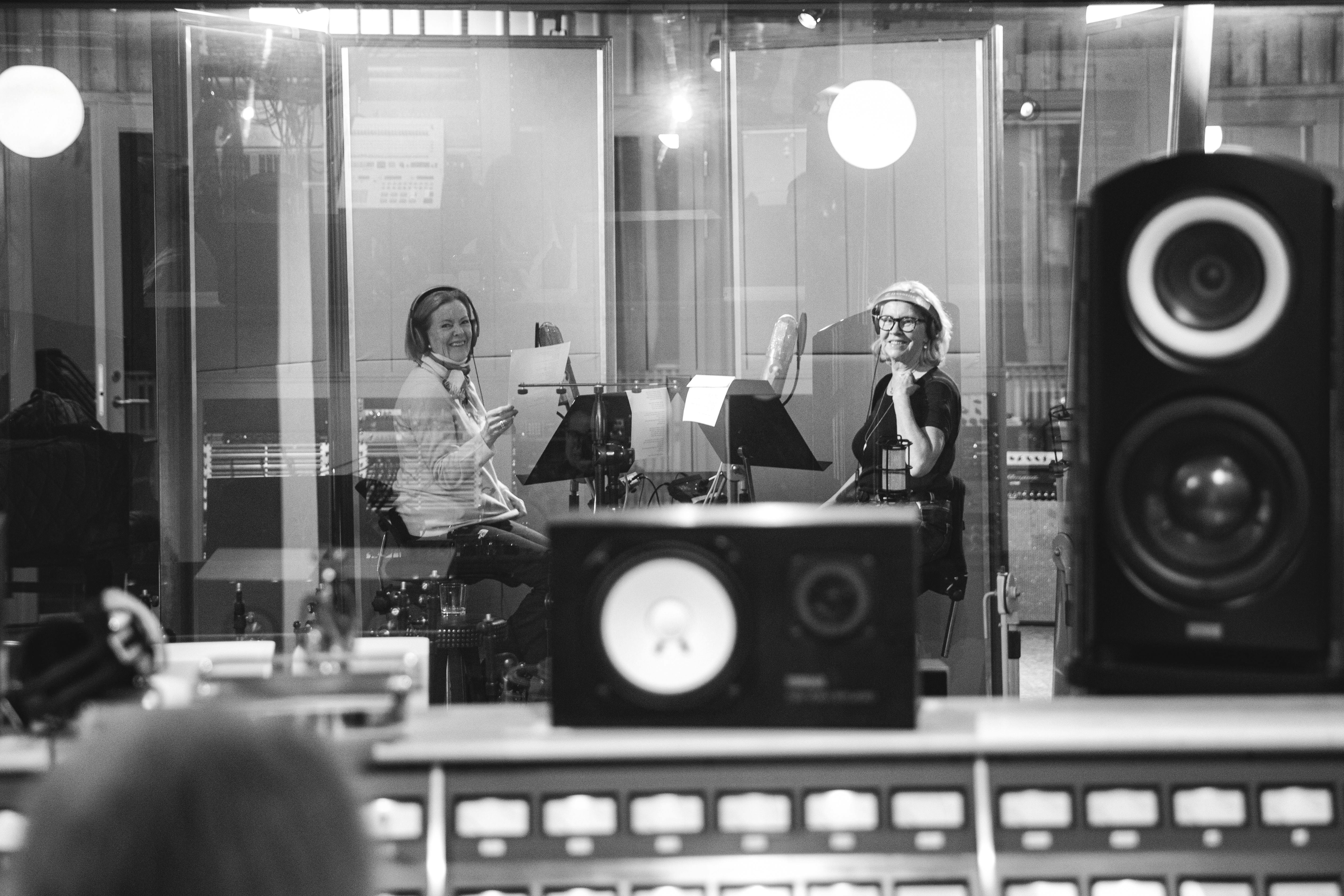 Die beiden Sängerinnen von ABBA bei den Aufnahmen zum Comeback-Album im Jahr 2021