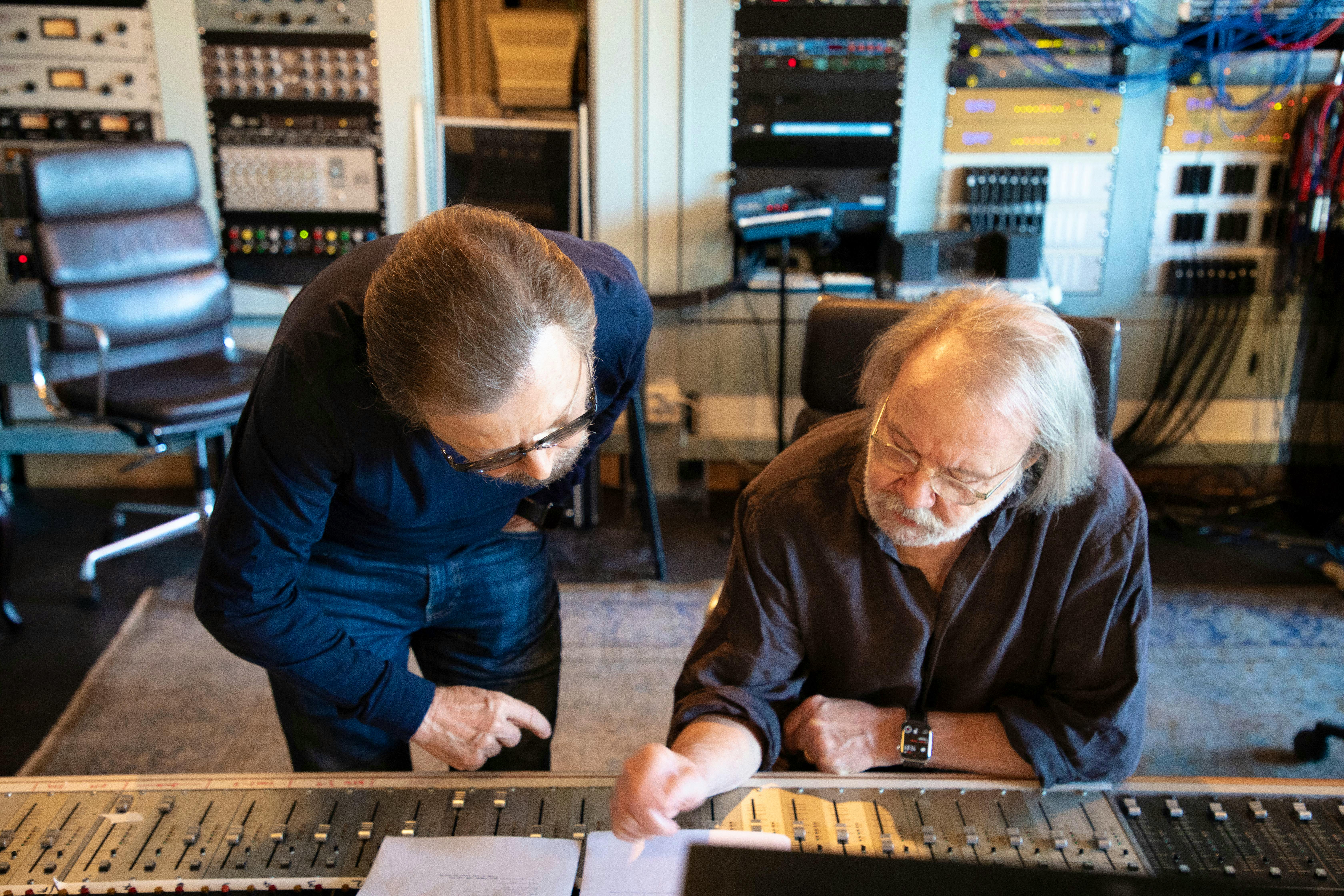 Björn und Benny von ABBA im Studio im Jahr 2021