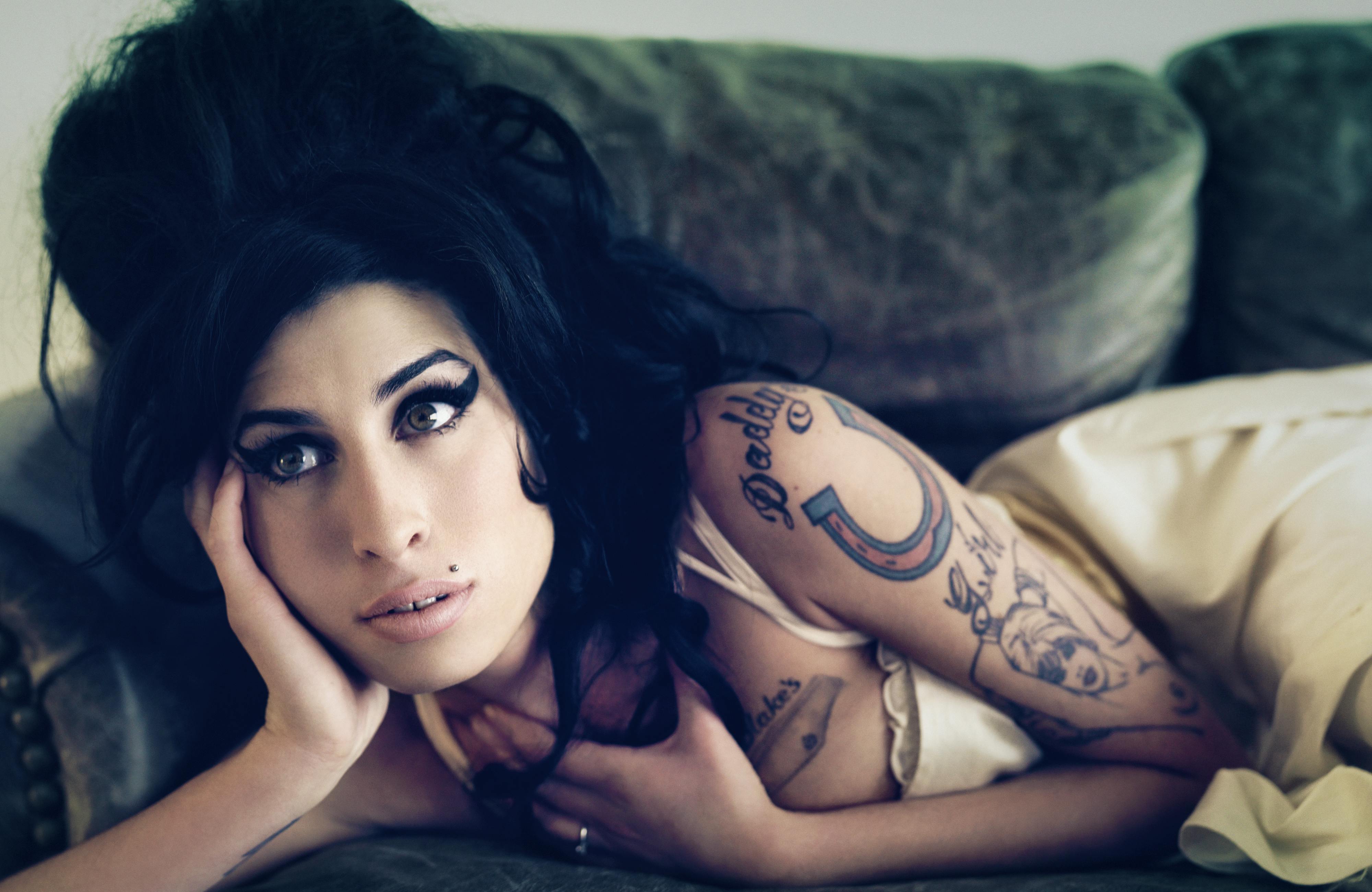 Bryan Adams ha fotografato Amy Winehouse per Universal Records. Le foto sono state utilizzate per la pubblicazione postuma "Lioness".  - Bryan Adams Universal
