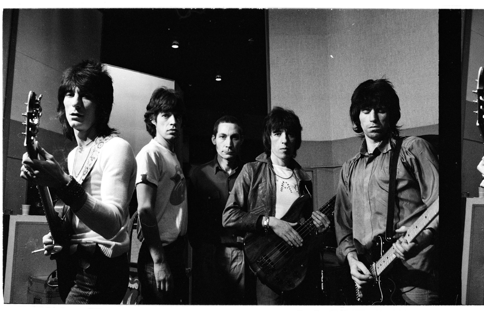 Die Rolling Stones im Jahr 1977 mit Charlie Watts in der Mitte.  - Helmut Newton / Universal