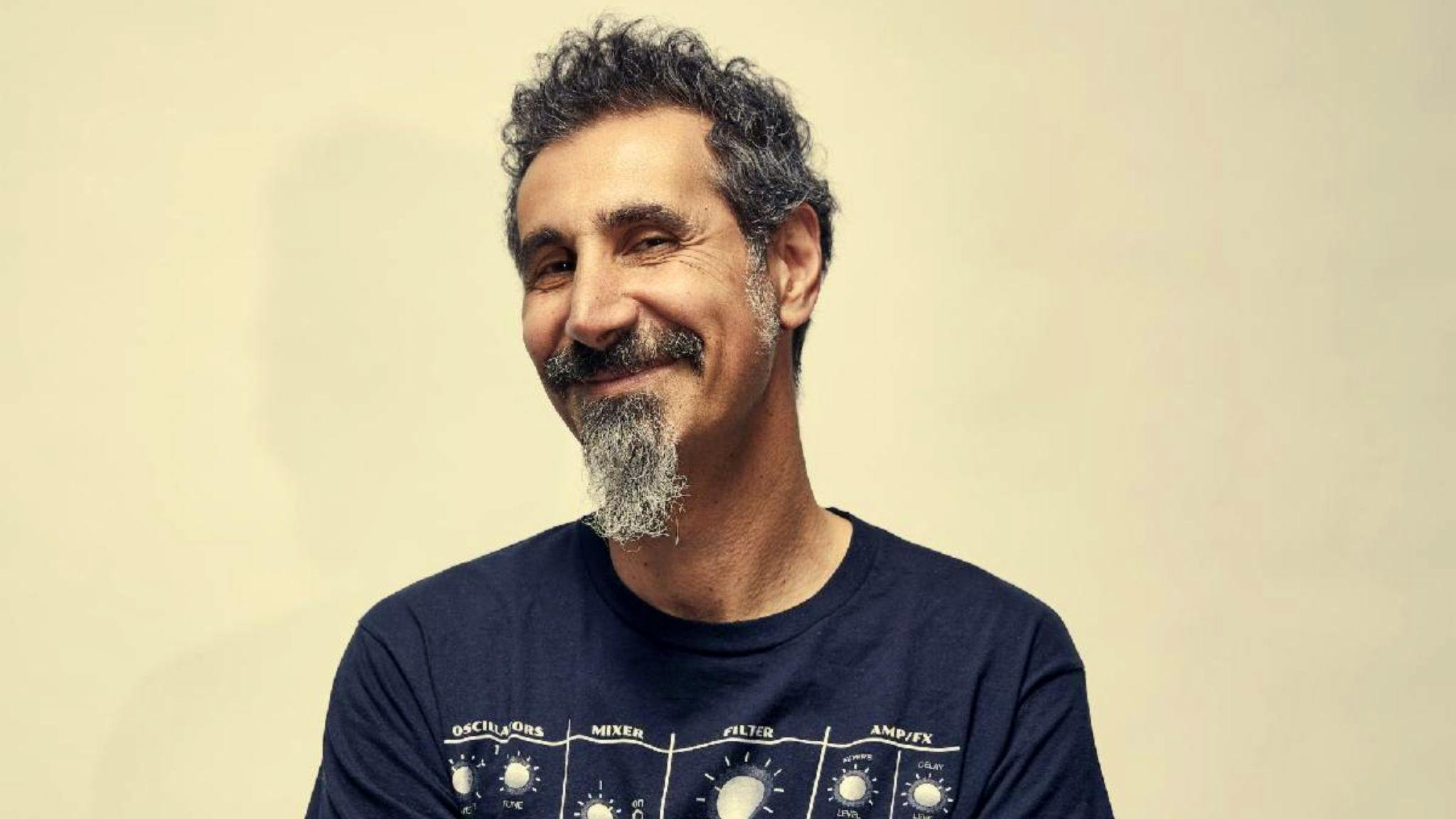 Serj hat gut lachen. (Credits: Travis Shin) 